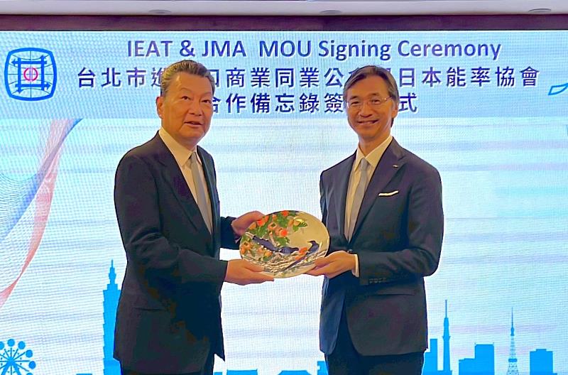IEAT理事長黃教漳(右)致贈締盟紀念品予JMA會長中村正己。