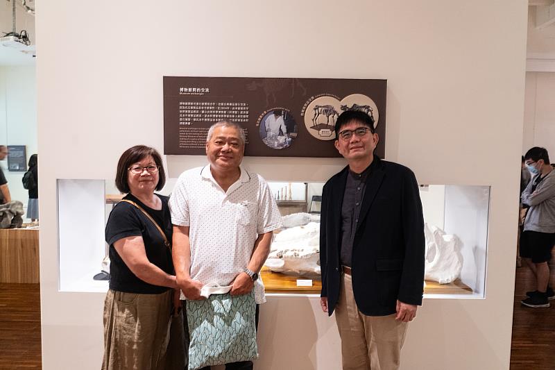 犀牛化石發現者陳世明伉儷與臺博館館長陳登欽(左1)於犀牛化石前合影