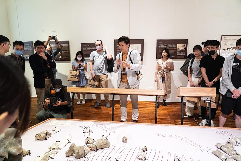 策展人臺博館研究助理紀子勤現場導覽