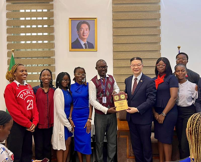我駐處劉代表接受奈及利亞Obafemi Awolowo大學國際關係學系師生共同感謝我駐處誠摯接待來訪之獎牌。