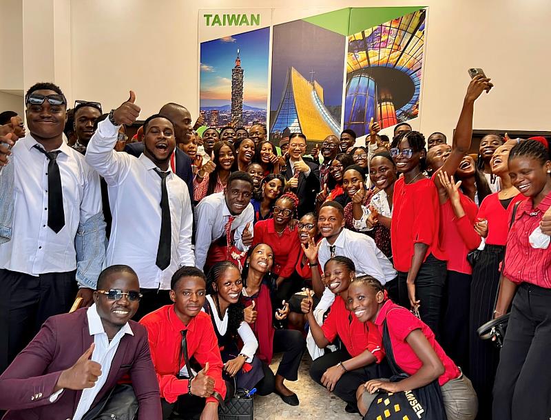 奈及利亞Obafemi Awolowo大學國際關係學系師生訪團70餘位爭相和我駐處劉代表歡愉合影。