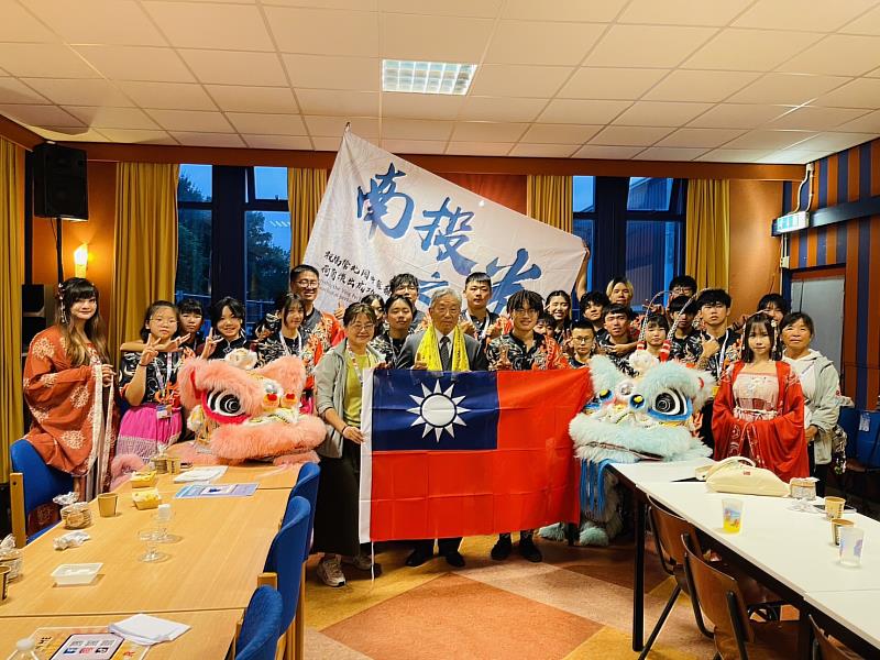 駐荷蘭代表田中光到場慰勉舞龍隊全體團員