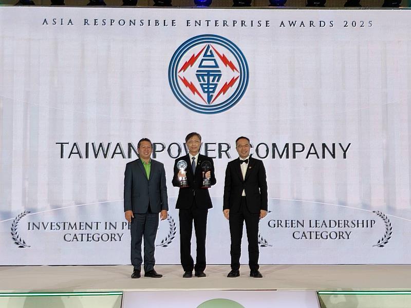 亞洲企業社會責任獎頒獎典禮昨日晚間於泰國曼谷舉行,台電由陳永祥研究員(中)代表接受亞洲企業商會副主席Dato’ William Ng(右)、綠色轉型公司(Green Transition)共同創辦人Bao Nguyen頒獎。