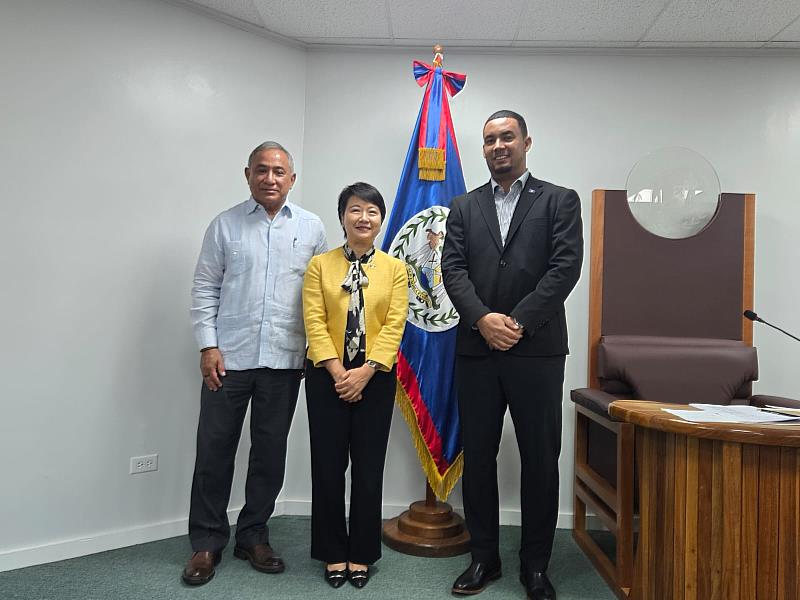 徐大使與貝里斯總理John Briceño（左1）及代理眾議長Marconi Leal Jr.（右1）合影