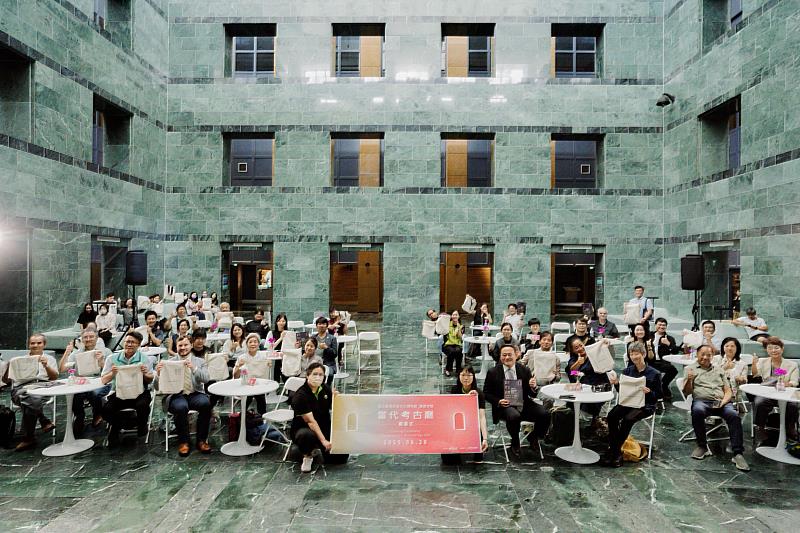「當代考古廳」常設展開幕儀式-全體與會貴賓合影留念