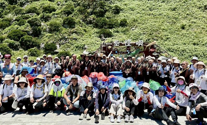1珍愛海洋，魚樂基隆，靈鷲山與基隆市政府啟航去基隆嶼，淨灘、放流1萬尾條石鯛魚苗愛地球！（靈鷲山佛教教團提供）