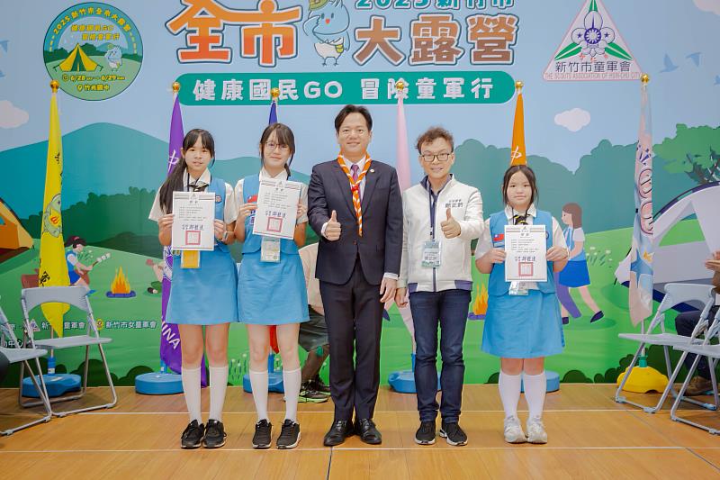 代理市長邱臣遠頒發童軍技能競賽獎狀
