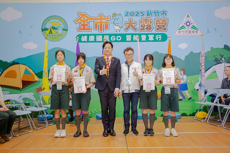 代理市長邱臣遠頒發童軍技能競賽獎狀