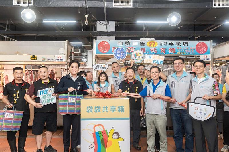 「迺菜市‧減塑享好康」啟動儀式，邱臣遠代理市長宣告活動自7月1日正式展開