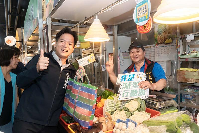 代理市長邱臣遠自備購物袋至攤位採買