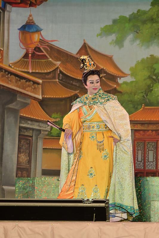 「明華園戲劇團」《四兩王后》,由傳統戲劇無敵小生孫翠鳳等一級陣容演出。
