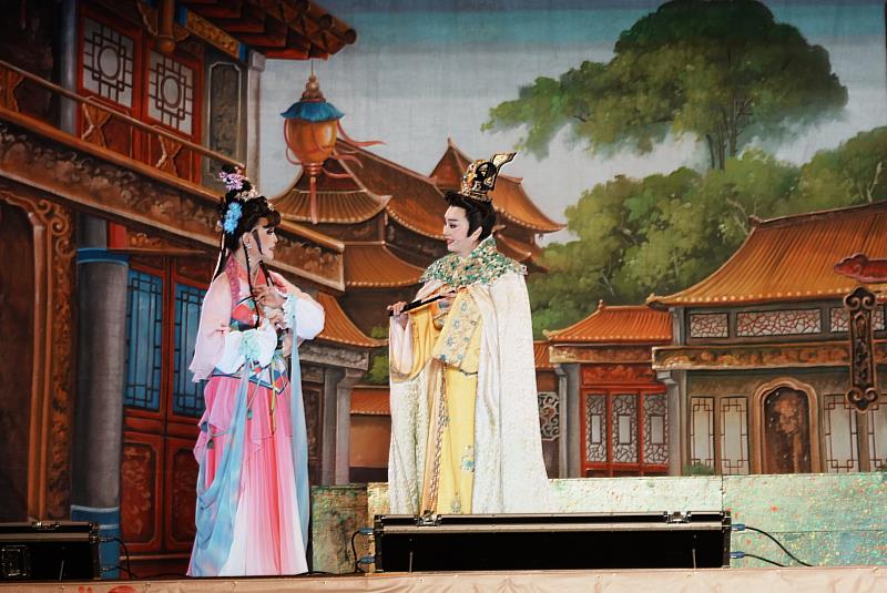 「明華園戲劇團」《四兩王后》,以細膩情感與詼諧劇情描繪君主李存曆與民間女伶劉四兩的愛情故事。