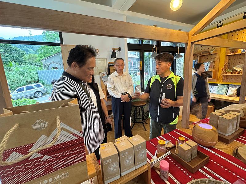 賽夏合作社根誌優理事長向曾智勇主委介紹部落綠色經濟產品