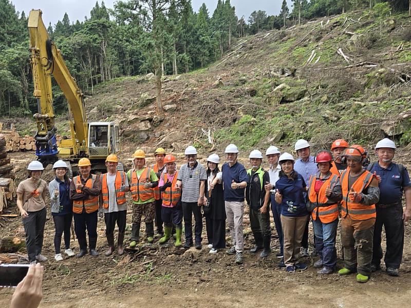 林業保育署林署長華慶協同原住民族委員會曾志勇主任委員（左8）實地走訪南庄10林班FSC永續人工林林場