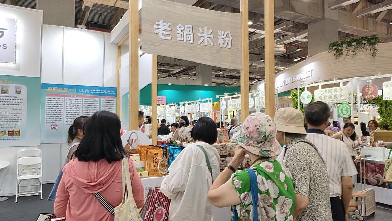 新竹米粉民眾紛紛來品嚐。
