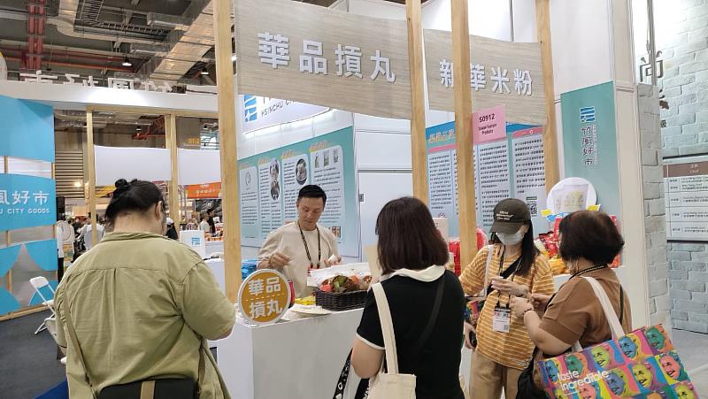 新竹摃丸試吃民眾眾多,紛紛喊讚。