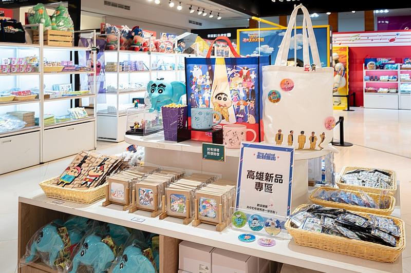 高雄站獨家追加近百款台日全新商品，集結超過 400 款蠟筆小新主題周邊。圖／有你共創提供