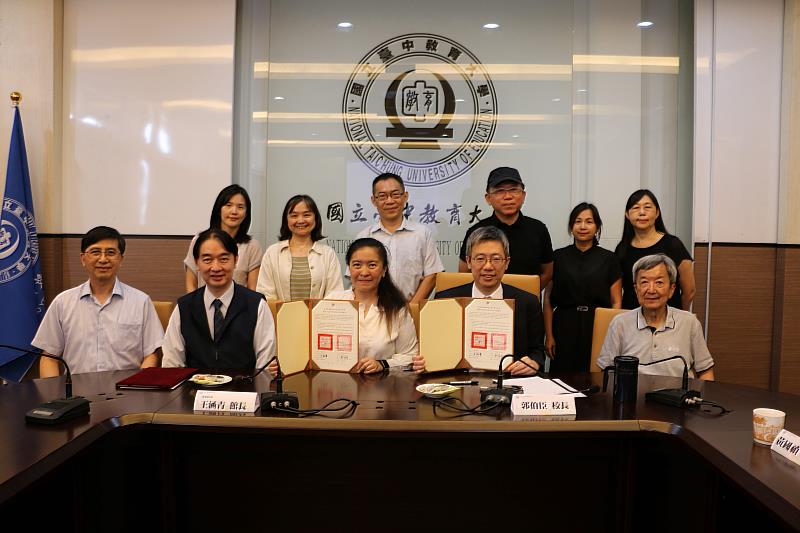 簽署合作協議與會人員合影-前排右二郭伯臣校長-前排右三王涵青館長