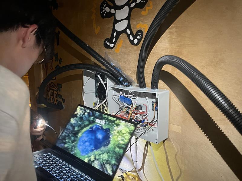 設計電路程式，讓導覽牆更具互動性