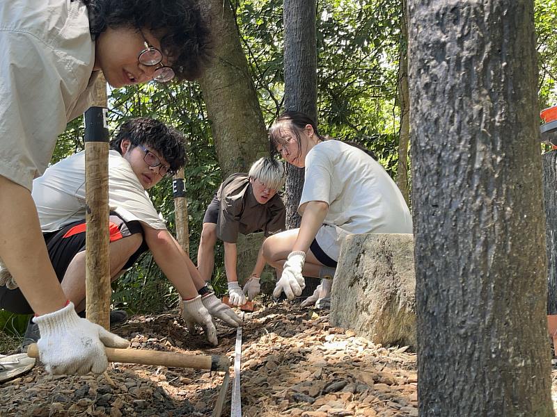 蛇山步道組學員協力修復涼亭,供居民及往來遊客休憩