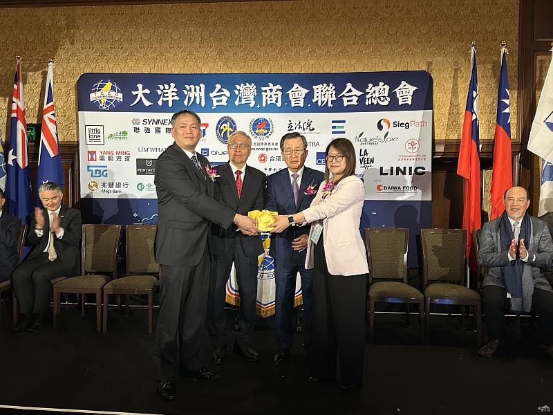 僑委會副委員長張良民與總會長吳光宜共同監交新舊任總會長