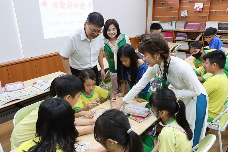 張榮發基金會執行長鍾德美(著綠背心)至新北市成功國小觀摩多元文化種子講師教學情況。
