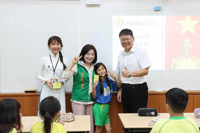 張榮發基金會執行長鍾德美(左二)至新北市成功國小與校長蔡建文 (右一)、新二代多元文化種子講師王靜宜(左一)及學生一同合影。