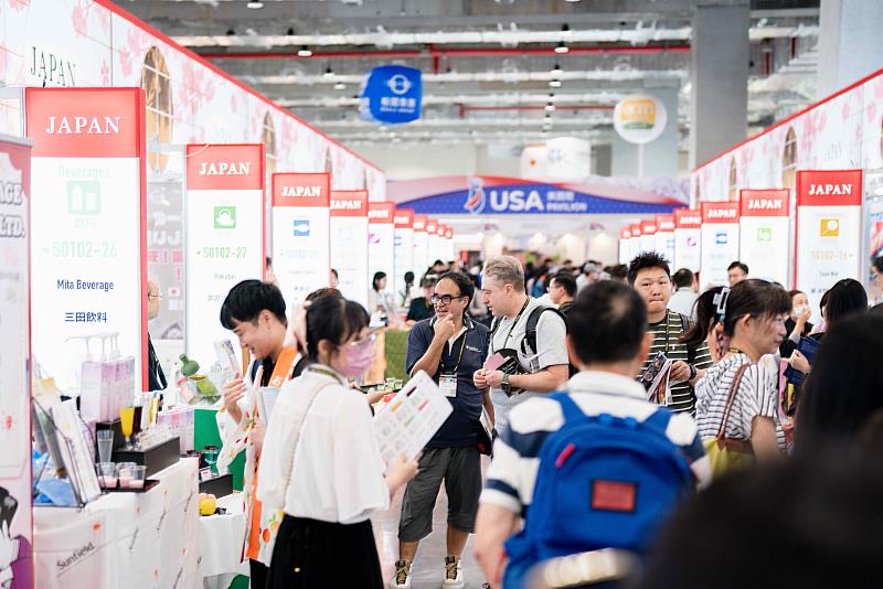 來自33國家地區參展商前來展示各國食品,藉由台北國際食品系列展開發並深耕亞太市場。(貿協提供)