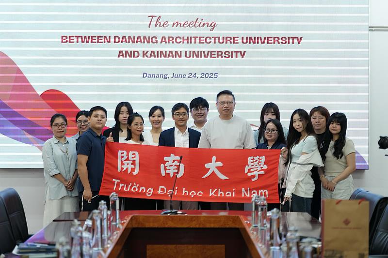 開南大學資訊媒體學院與峴港建築大學團隊合影