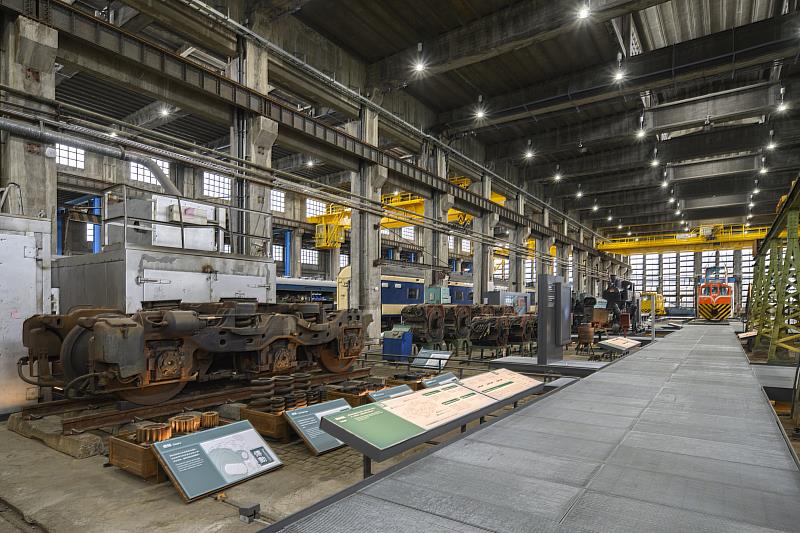 車輛維修重心的柴電工場,除展示鐵博典藏修復的車輛及維修各階段的機具設備,並以圖、文、影音還原車輛維修情形。