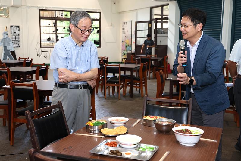 現地展〈大禮堂的職工生活〉呈現職工的早、午餐點搭配及飲食文化，逼真的食物模型讓文化部長李遠（左）嘖嘖稱奇，直呼真假難辨。