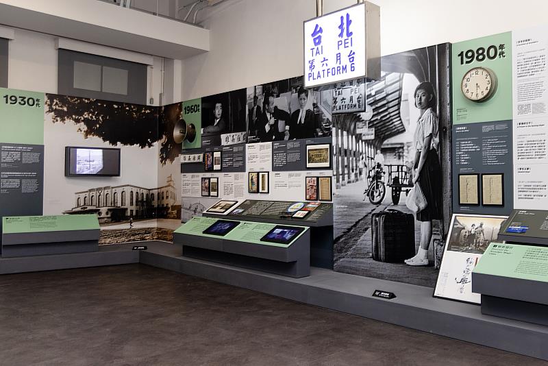 常設展〈移動與感動-鐵道上的文化與記憶〉呈現跨世代創作者與鐵道相遇、交織的故事,展區設有電影《戀戀風塵》的「台北第六月台」場景。