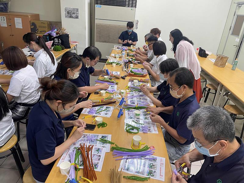 學員認真製作造型盆栽