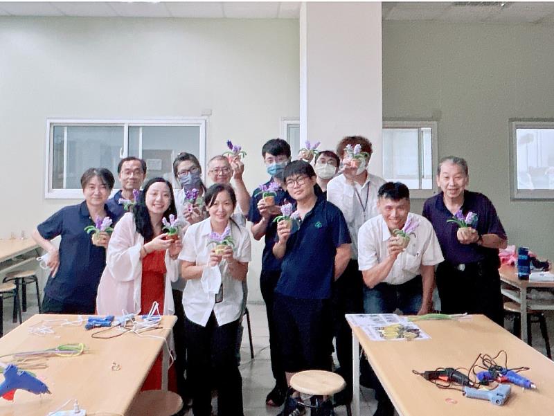 公廣系攜手在地企業推動ESG舒壓手作課程，全體合影