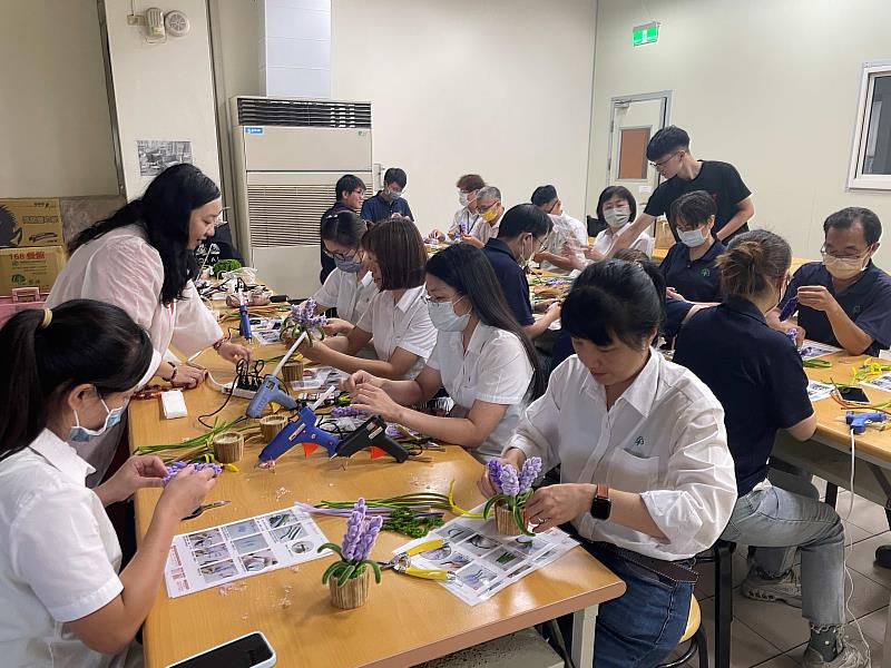 「若有齊事藝創園地」何若齊老師指導學員製作紫色系毛根薰衣草造型盆栽
