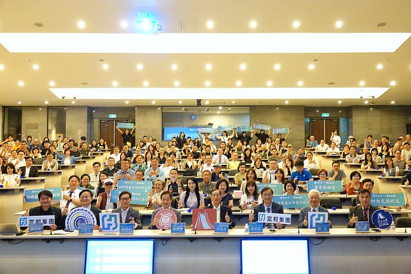 蔡明忠如今再次帶領富邦集團乘風破浪站上台灣第一，面對學生他再次提到父親：「我爸爸常說，可以得罪錢，不可以得罪人。賠光可以再賺，但讓人失去信任，一切終將破滅。」
