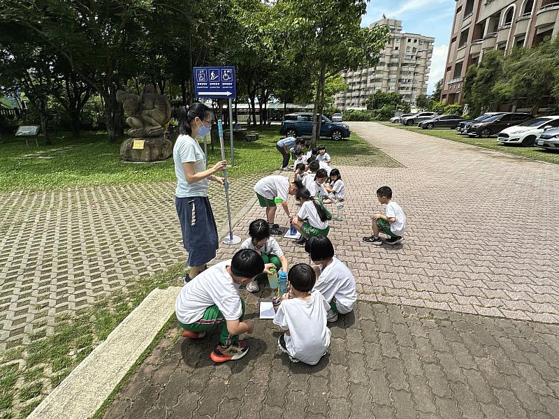 0_嘉市學生透過測量物體正午影子長短的方式，實地驗證太陽直射與地球傾斜軸心的地理現象 (5)