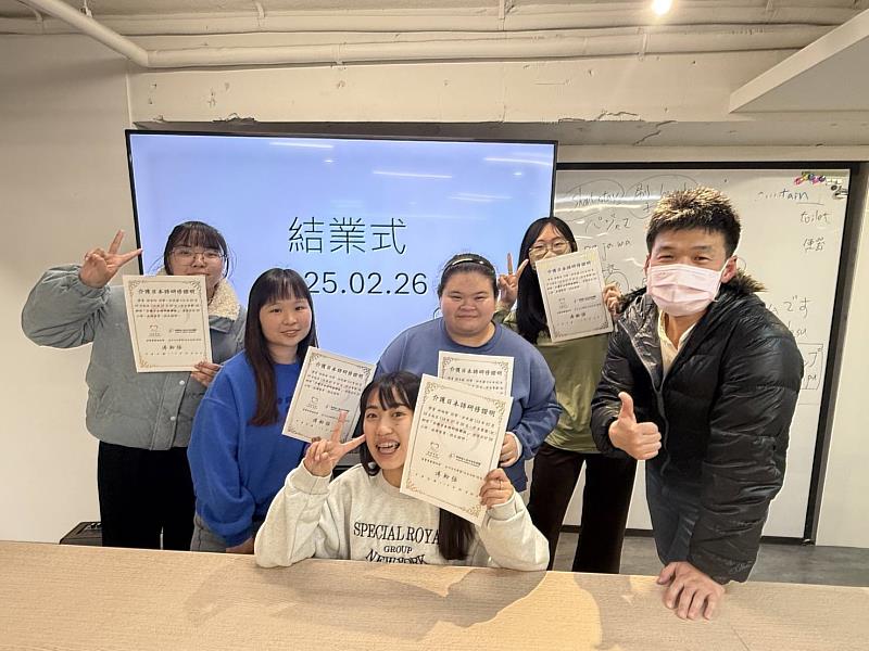 同學順利取得介護日本語研修證明。