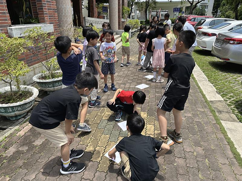 0_嘉市學生透過測量物體正午影子長短的方式，實地驗證太陽直射與地球傾斜軸心的地理現象 (4)