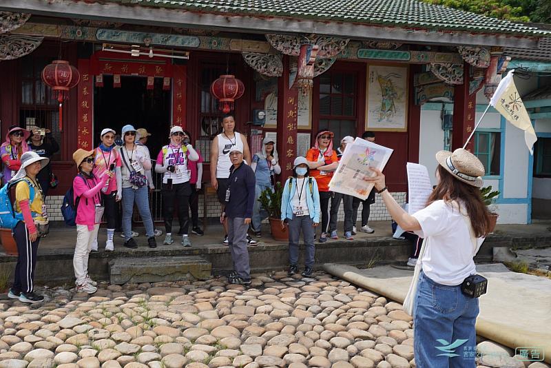 圖3 參與者於惇敘堂聆聽導覽，體驗客庄人文與歷史風采
