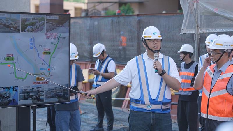 新北捷運局副局長王益翔簡報說明