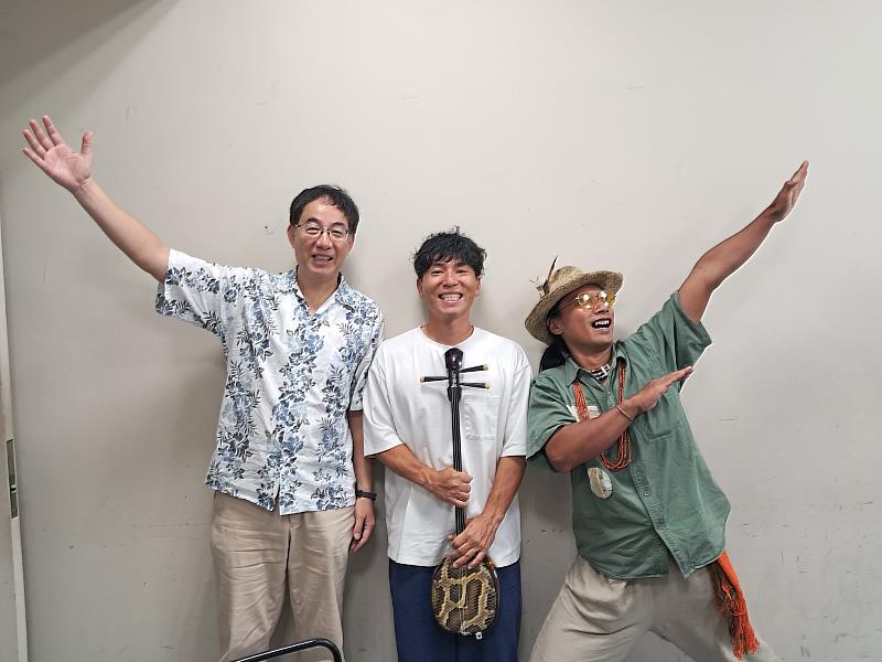 與南城市著名三線演奏家稲福剛治先生(中)交流，稻福先生並現場示範演奏琉球傳統民謠「月ぬ美しゃ」