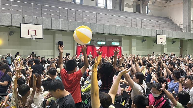 歡樂互動滾大球嗨翻全場
