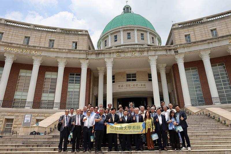 「M6」系統會議在亞大舉行，亞大校長蔡進發(前排左6)和與會代表合影。