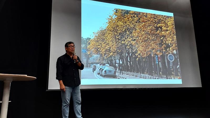 王浩一老師對臺南及臺灣文化之挖掘、保存與推廣,不遺餘力,為臺南市政府文化局多年來重要的合作夥伴。(圖為老樹是未來,在旅行中擁抱歲月:王浩一新書講座)
