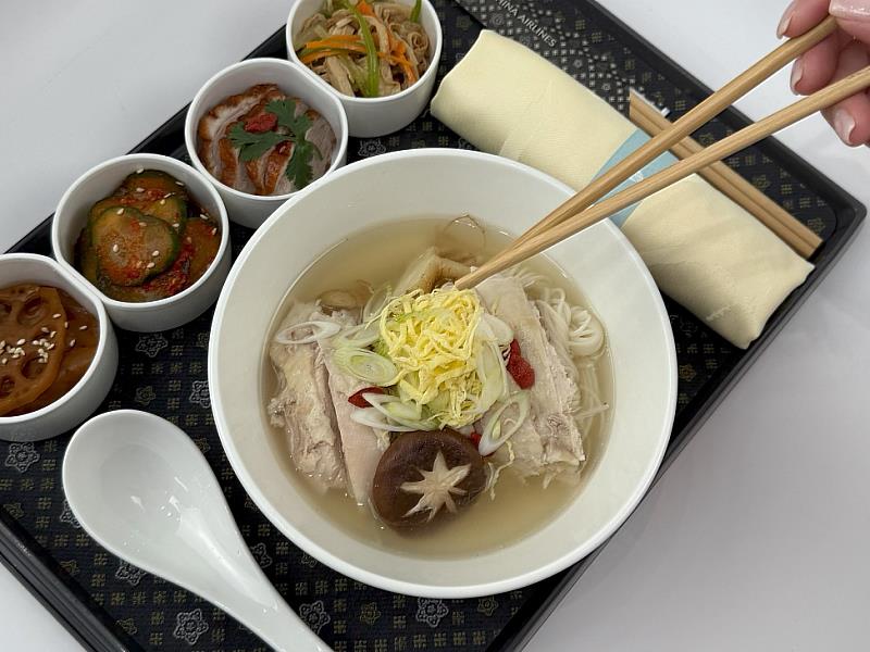 華航與深耕北美華人市場五十餘年的知名品牌許氏花旗參合作，推出洛杉磯、安大略豪華商務艙返台的特色養身聯名餐點，主餐的人參雞湯麵採用嚴選的花旗參片，雞湯甘醇味美、參香濃郁，每一口都是精華。