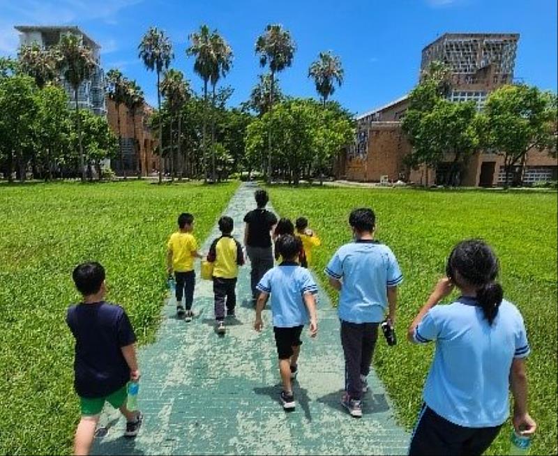 在廣袤的校園裡進行定向越野活動。
