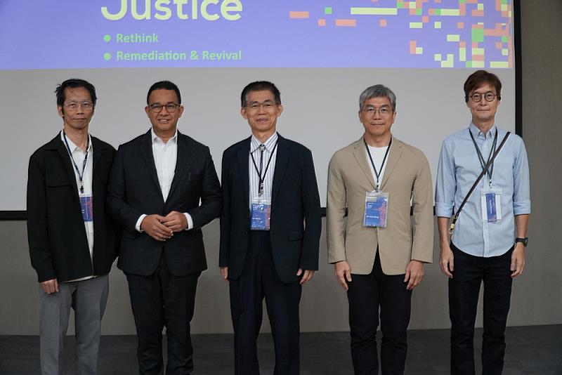 外國學者與雲科大設計所教師合影