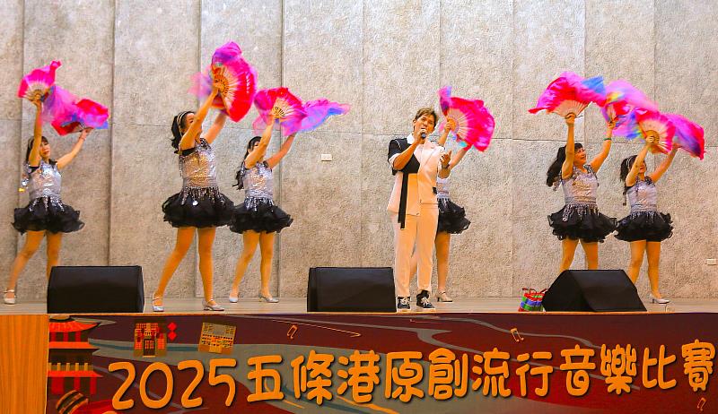 獲得首獎的陳塏瑞表演〈五條港的風水〉的情形。