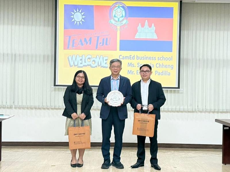 圖2、大仁科大與柬埔寨代表互贈紀念品